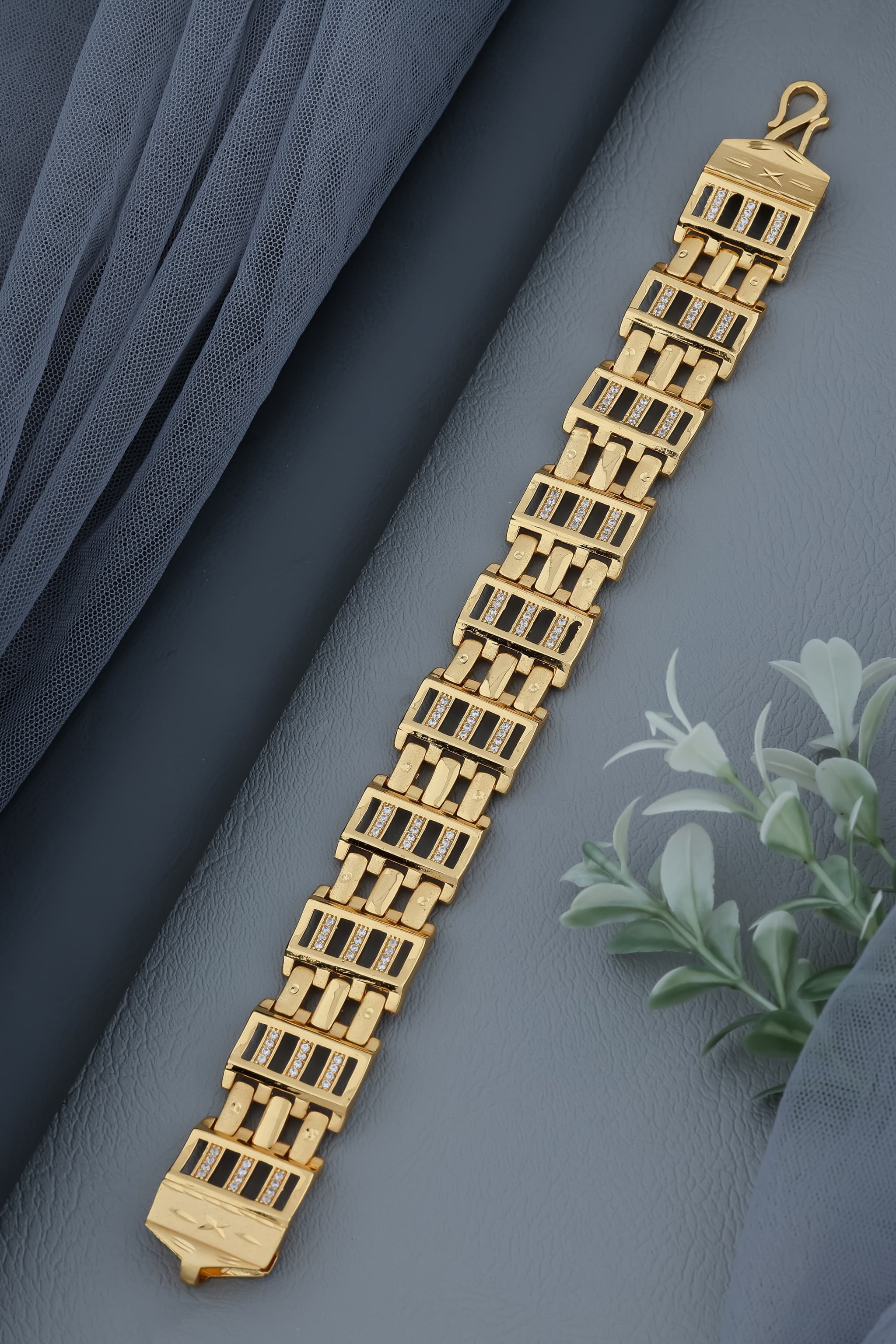 Elegant Gold-Plated Men's Link Bracelet with Cubic Zirconia Accents