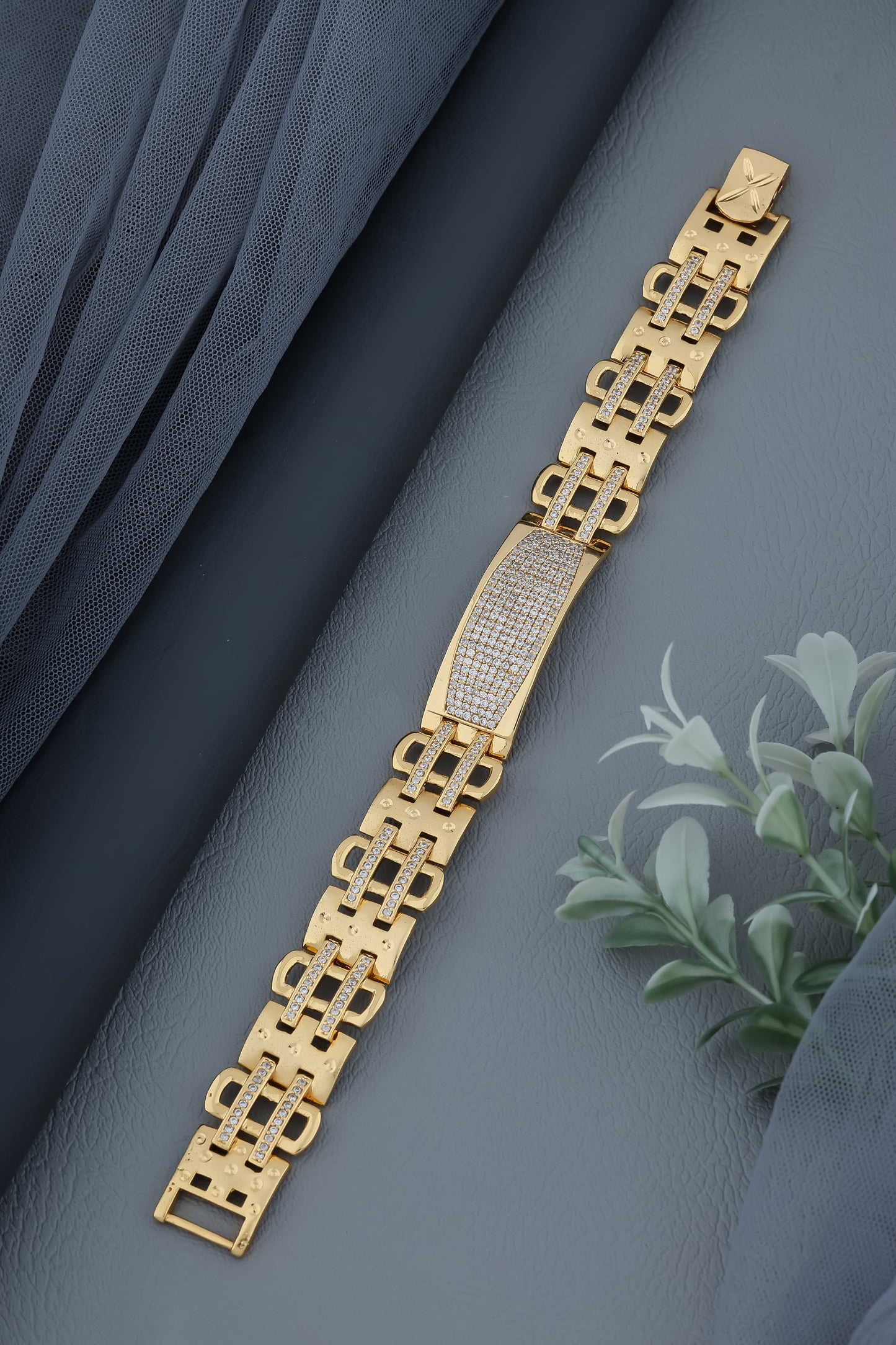 Elegant Interlocking Double-Oval Gold Bracelet with Crystal Halo Accents