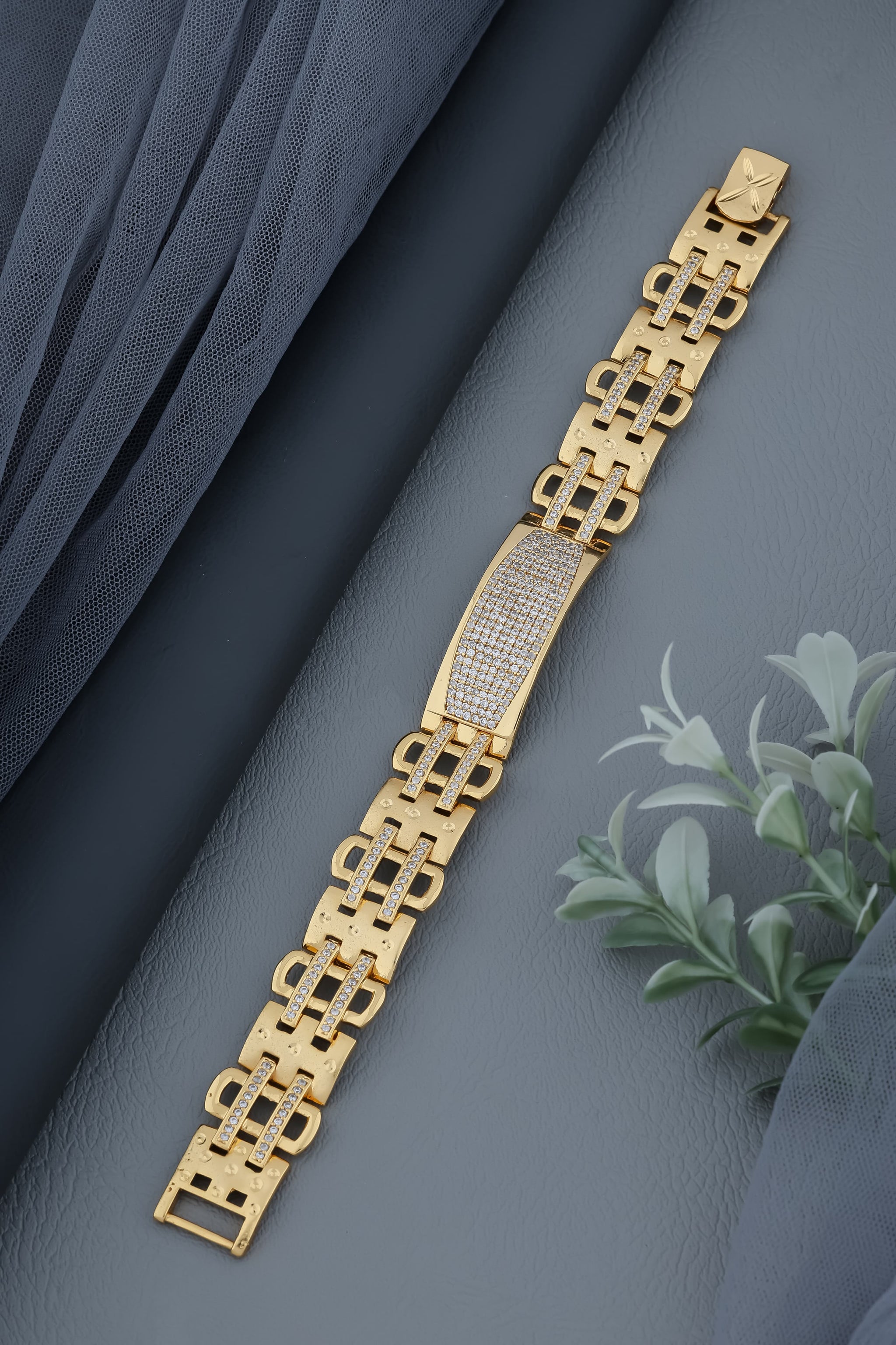 Elegant Interlocking Double-Oval Gold Bracelet with Crystal Halo Accents