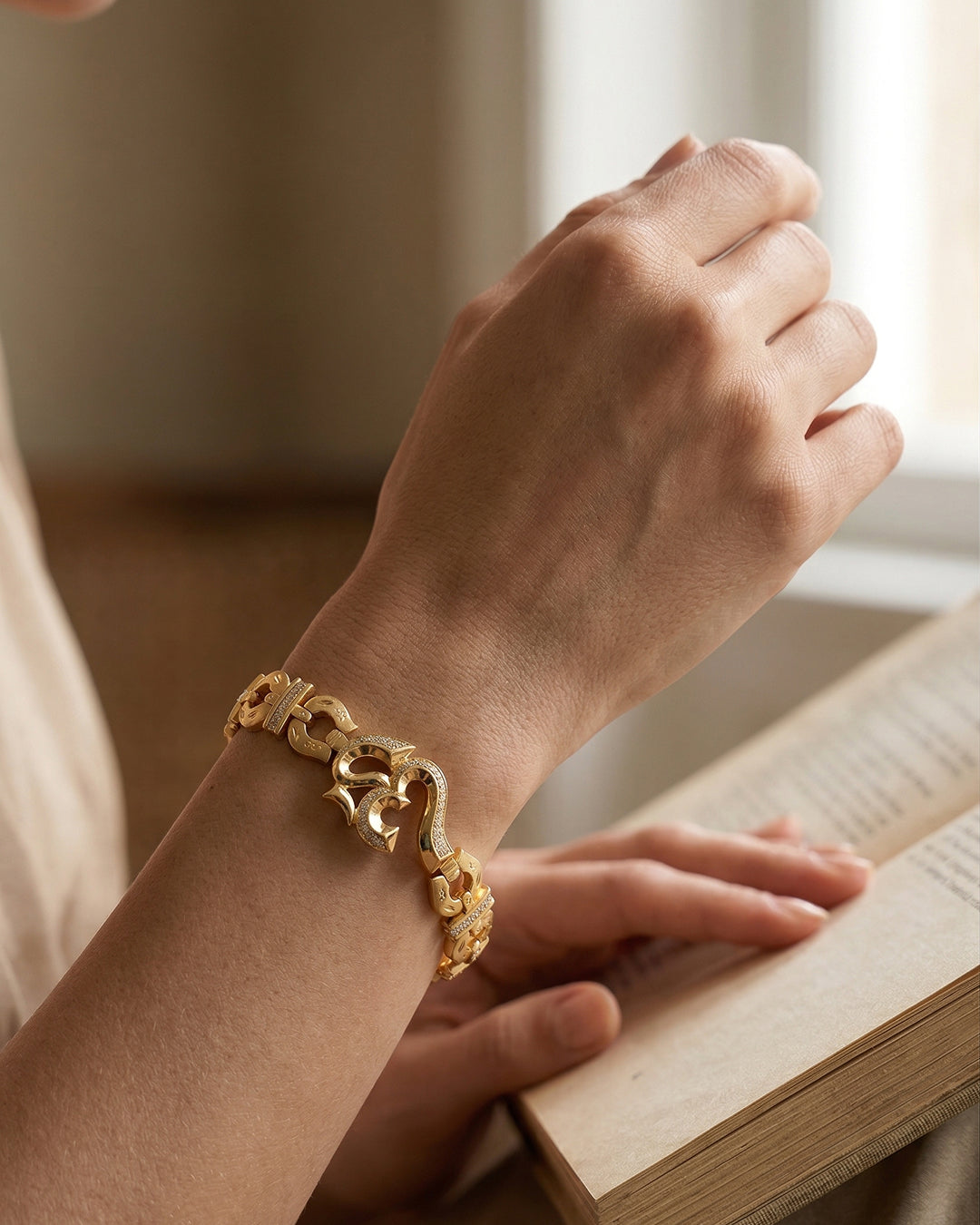 Alternative: Elegant Iced-Out Om Symbol Bracelet with Horseshoe-Style Links