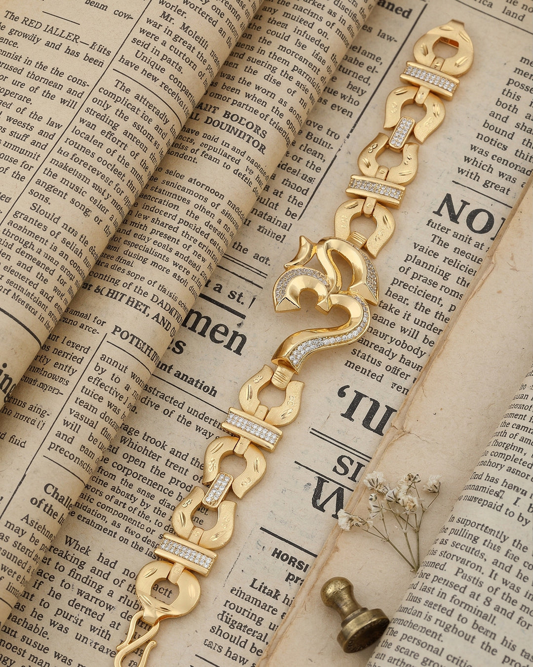 Alternative: Elegant Iced-Out Om Symbol Bracelet with Horseshoe-Style Links